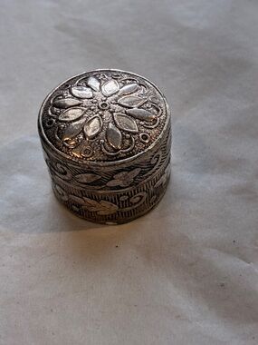 Sweet Sterling Silver Trinket Box.
5.92 grams